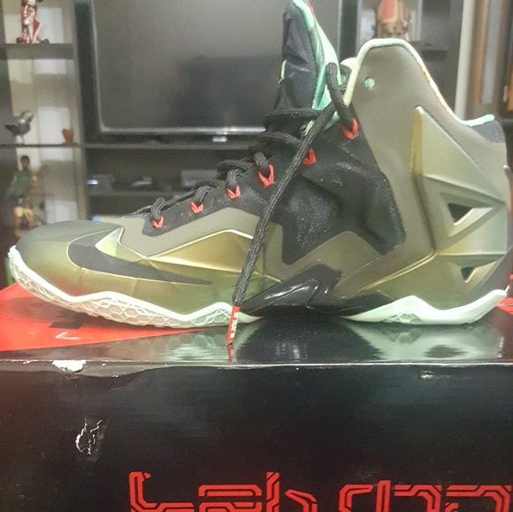 Basketball Shoes - Picture 2 of 8